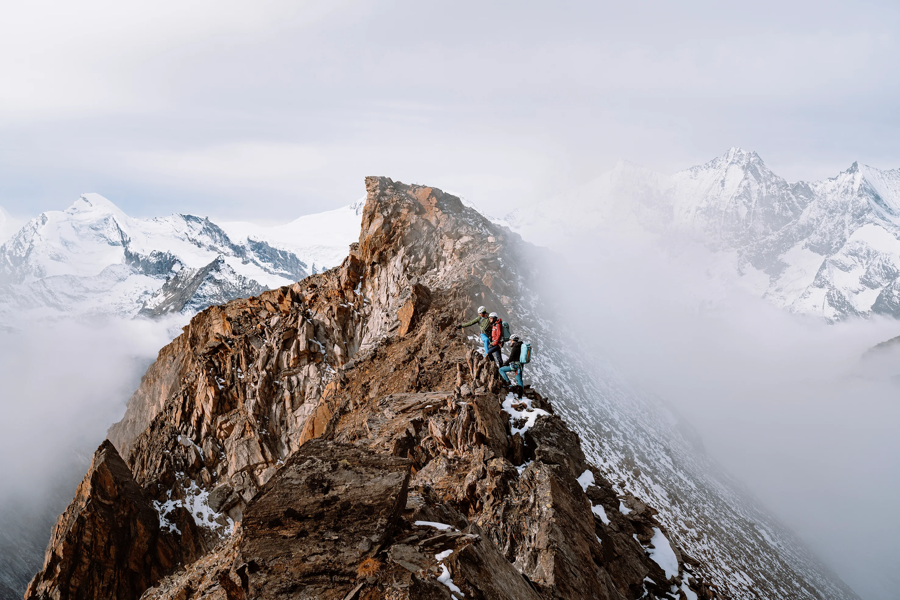 Mountaineering_Durascent_Guide_Sideshot_5_Kai-Grossmann