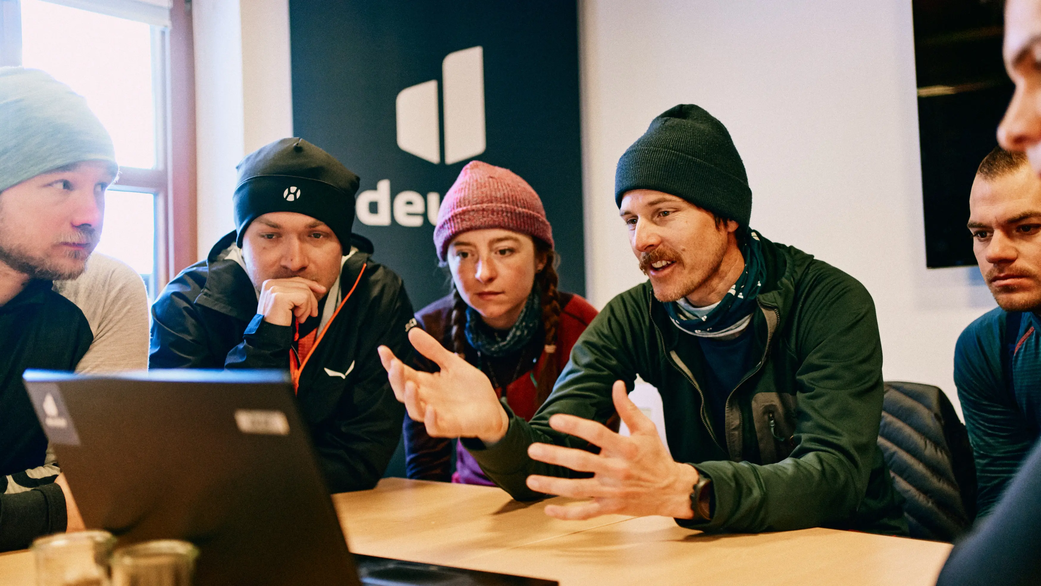 101_CBP01554 group, meeting, outdoor, hiking, laptop