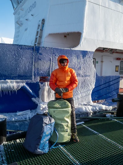 TRAVEL_Duffel_Pro_Movo_Sideshot-4_Thomas_Monsorno