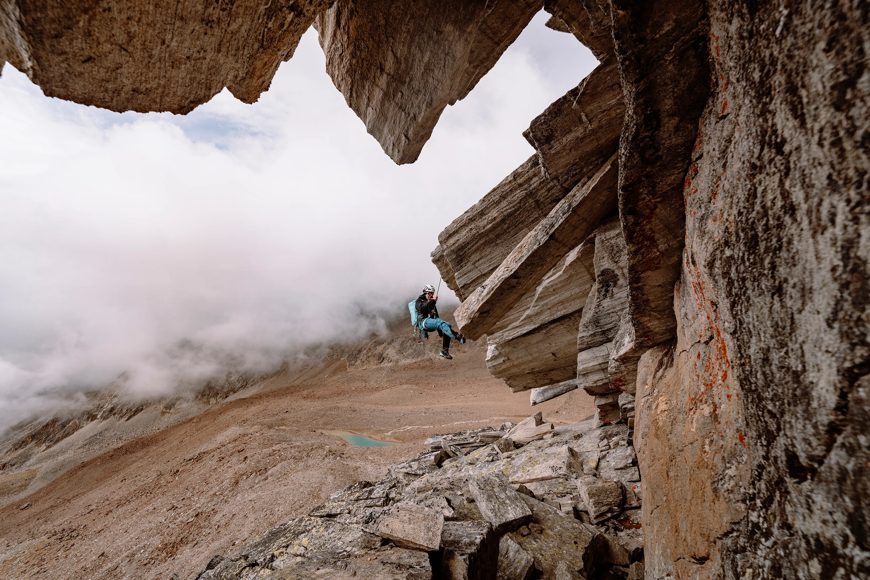 Mountaineering_Durascent_Guide_Sideshot_6_Kai-Grossmann