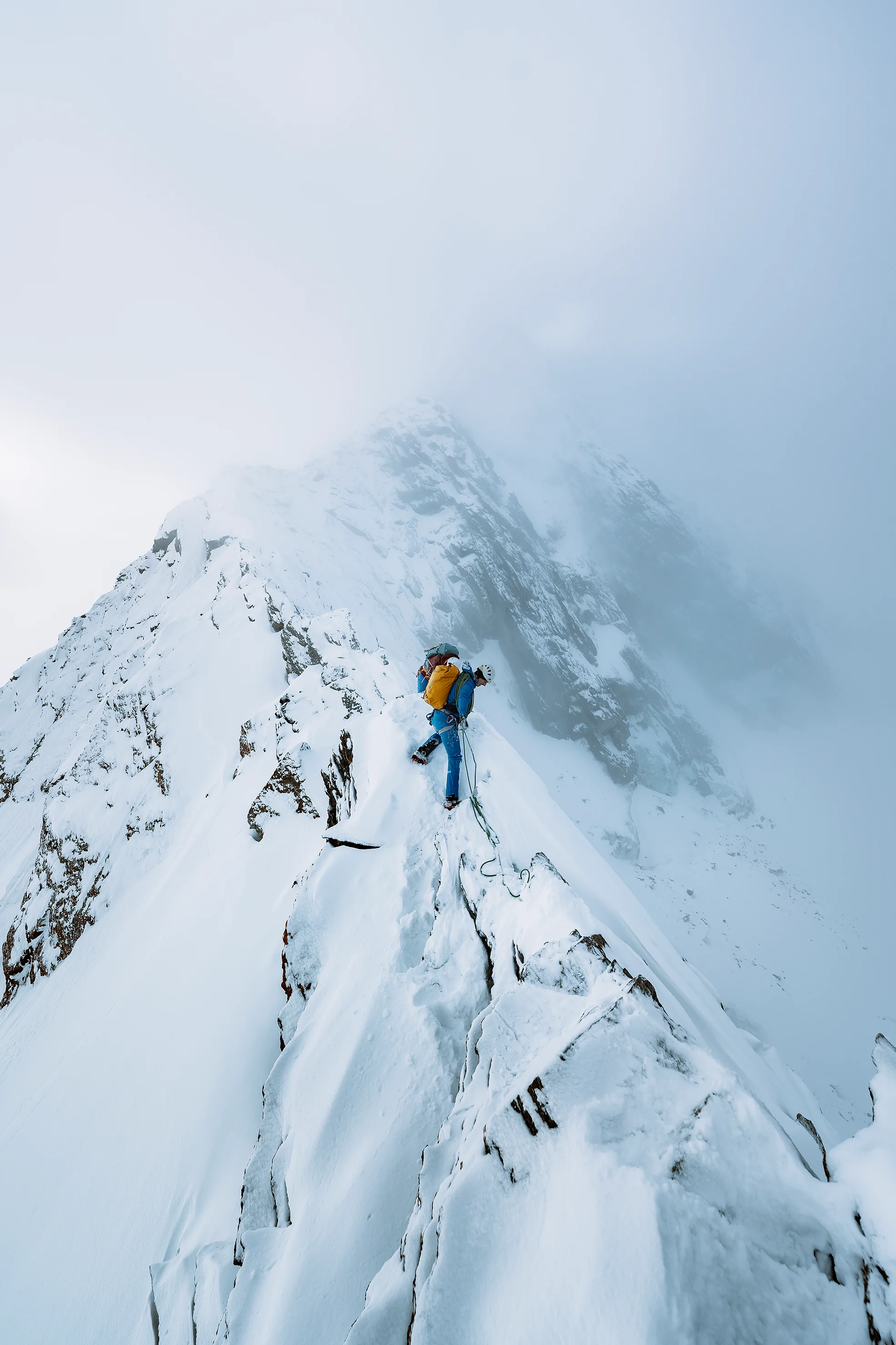 Mountaineering_Durascent_Guide_Sideshot_9_Kai-Grossmann