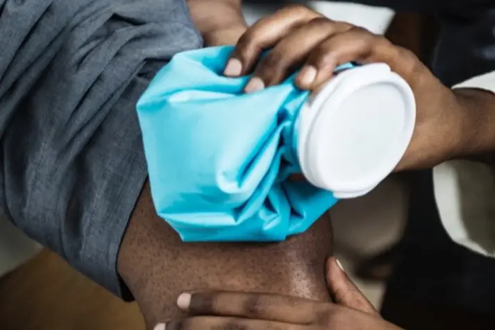 SDG_3_Gesundheit knee, bandage, blue wrap, wrap, first aid