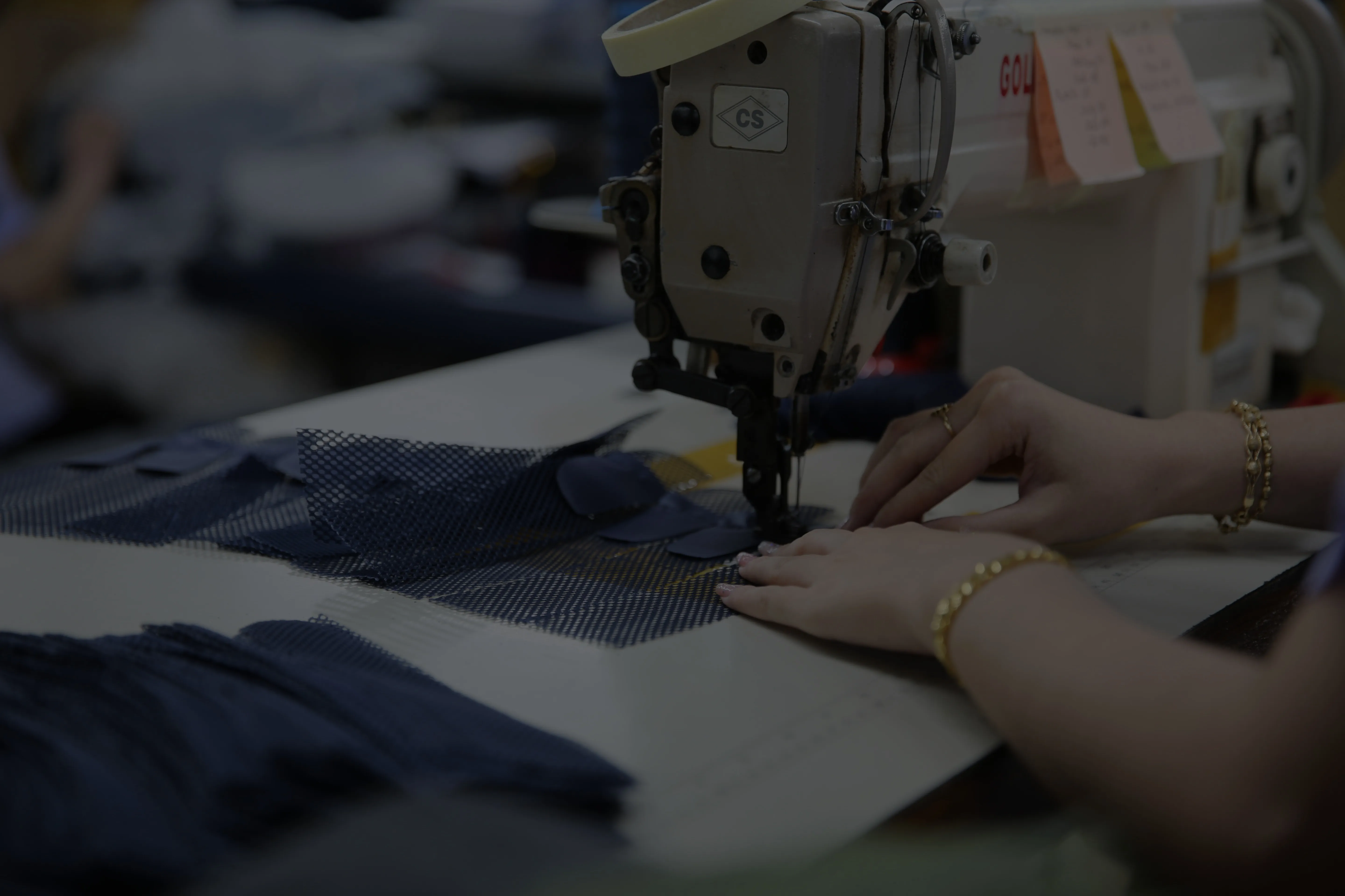 4H4A3148-01 sewing, fabric, blue, mesh, machine