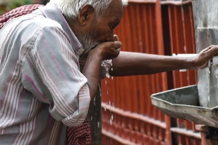 SDG_6_sauberes_Wasser man, water, drinking, beard, striped shirt