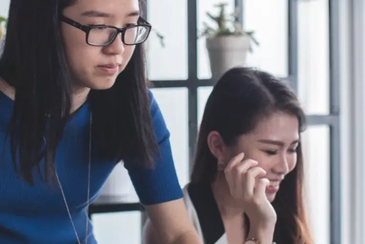 SDG_8_Wirtschaftswachstum women, glasses, blue top, office, collaboration