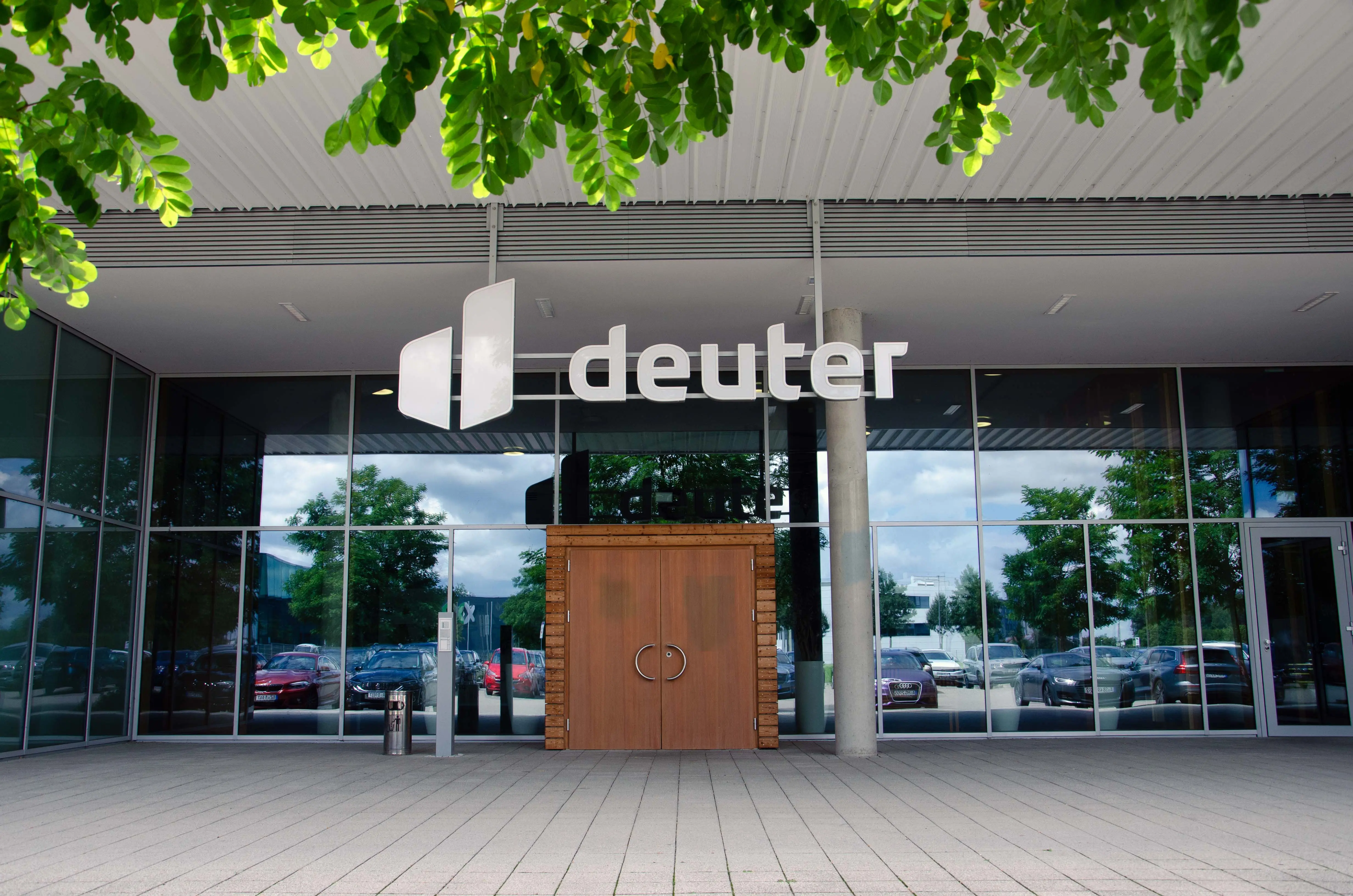 Rubrikbild_deuterEingangsbereich storefront, glass façade, double doors, signage, outside