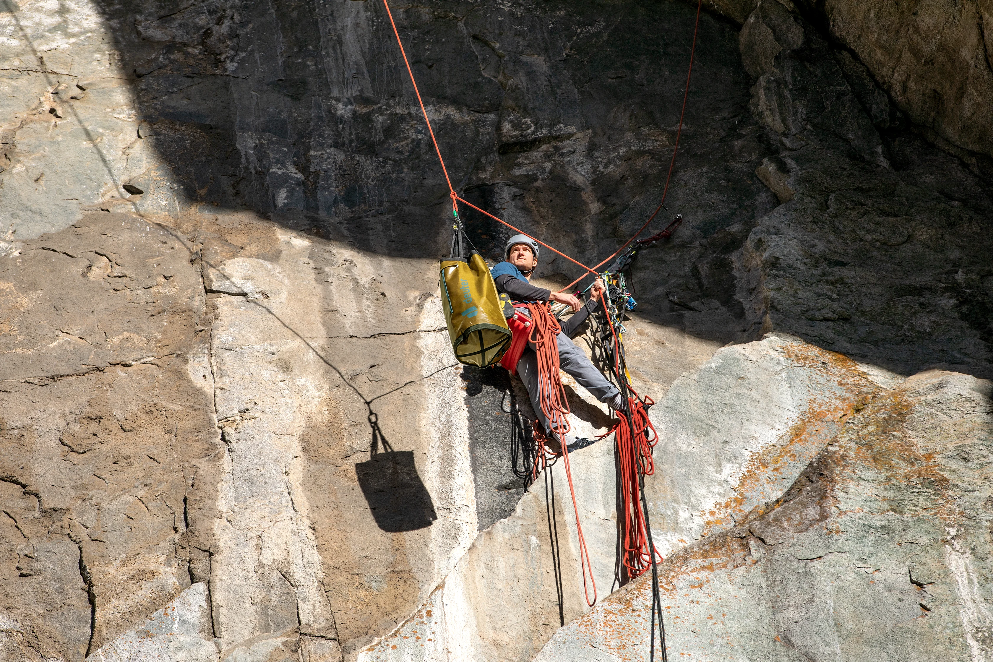 Climbing_Gravity_WallBag_SideShot_8_AlexSchweikart_TimelineProductions_21